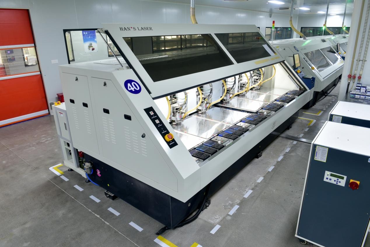 穴あけ：全リニアモータ六軸NC大メサ自動穴あけ機（大族）