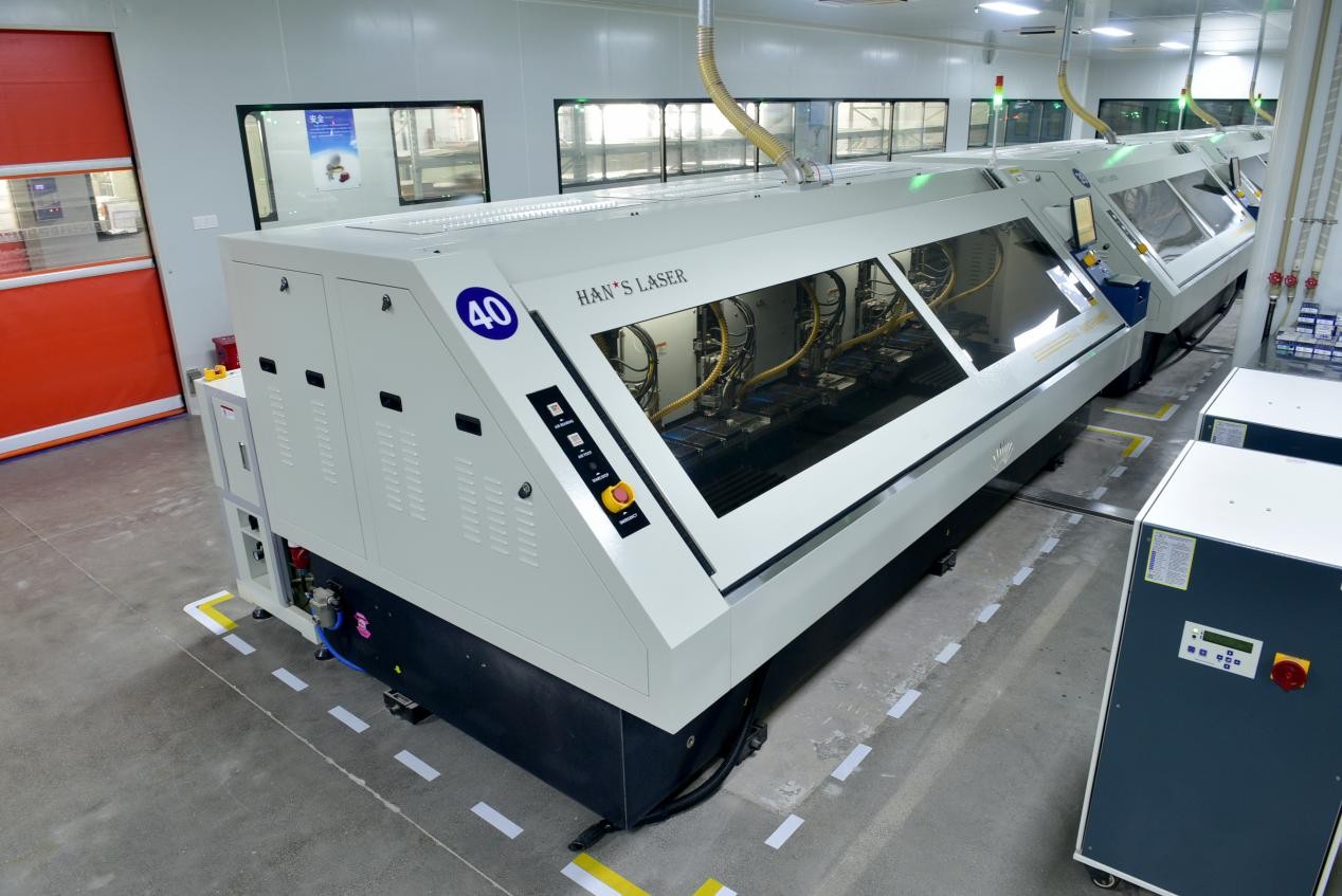 穴あけ：全リニアモータ六軸NC大メサ自動穴あけ機（大族）