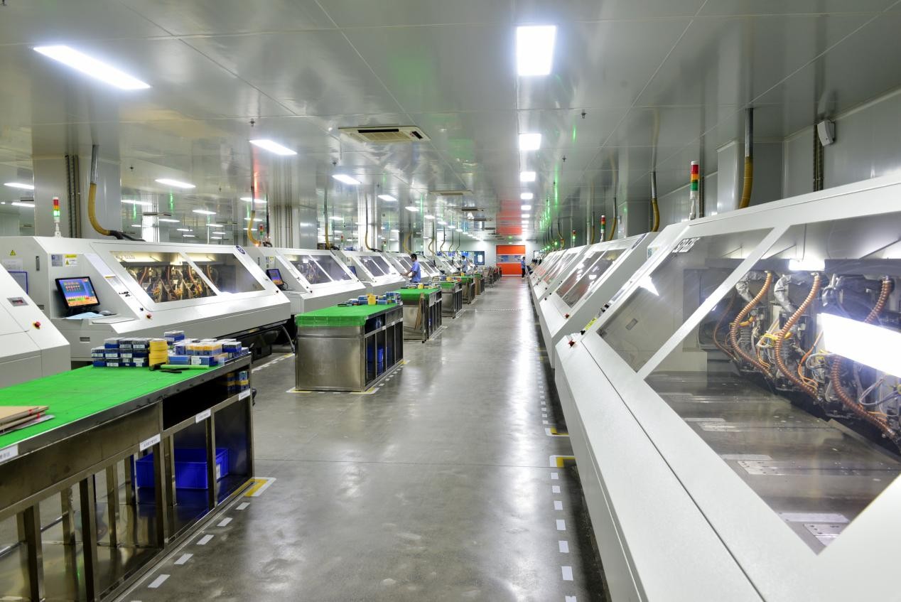 穴あけ：全リニアモータ六軸NC大メサ自動穴あけ機（大族）