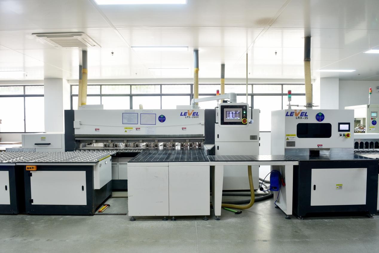 材料投入：全自動二幅基板材料投入機（楽維）＋数値制御丸角機（楽維）＋エッジ研磨機（吉宏）＋材料投入洗浄機（天華）