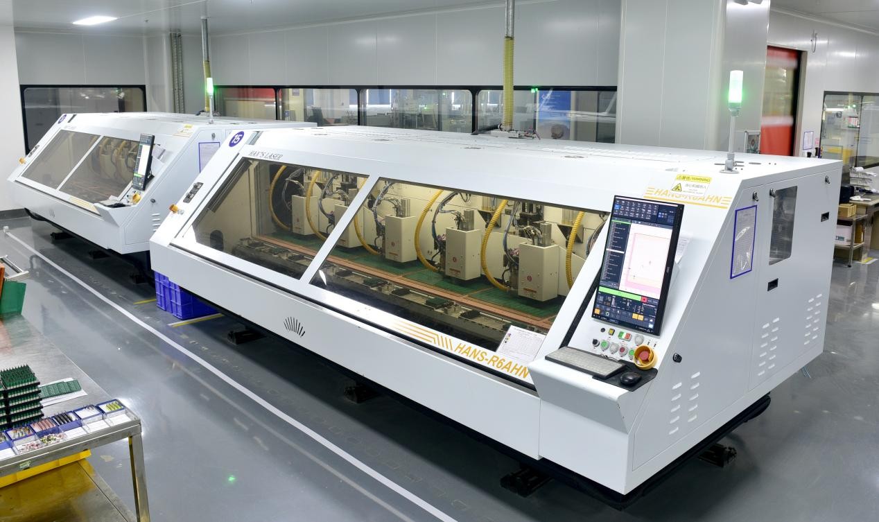 成形：自動上下ピン大メサ六軸NC成形機（大族）