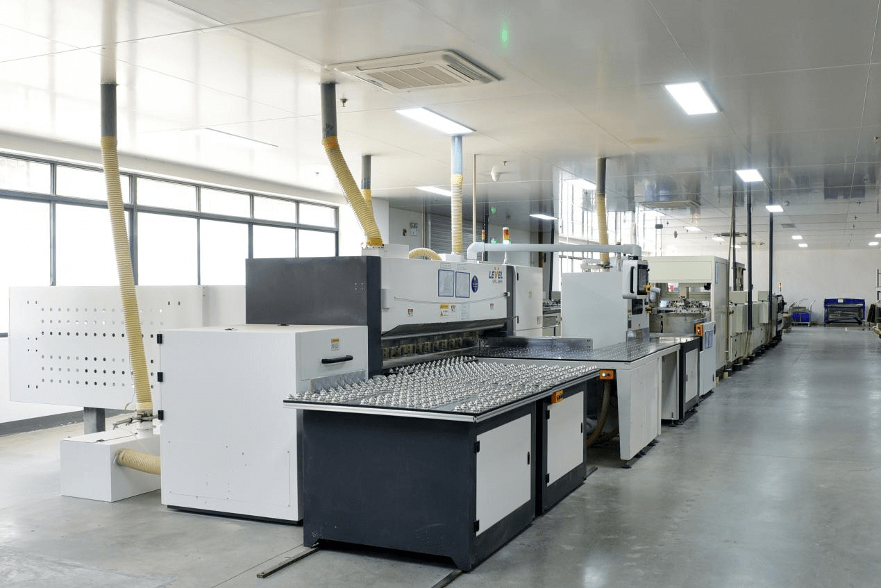 材料投入：全自動二幅基板材料投入機（楽維）＋数値制御丸角機（楽維）＋エッジ研磨機（吉宏）＋材料投入洗浄機（天華）